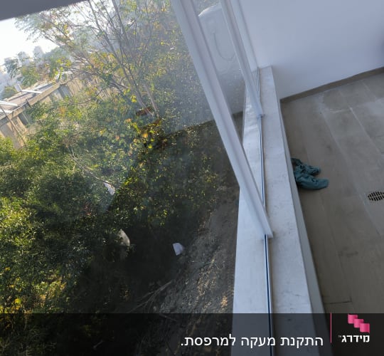מעקה אלומיניום עם זכוכית במרפסת